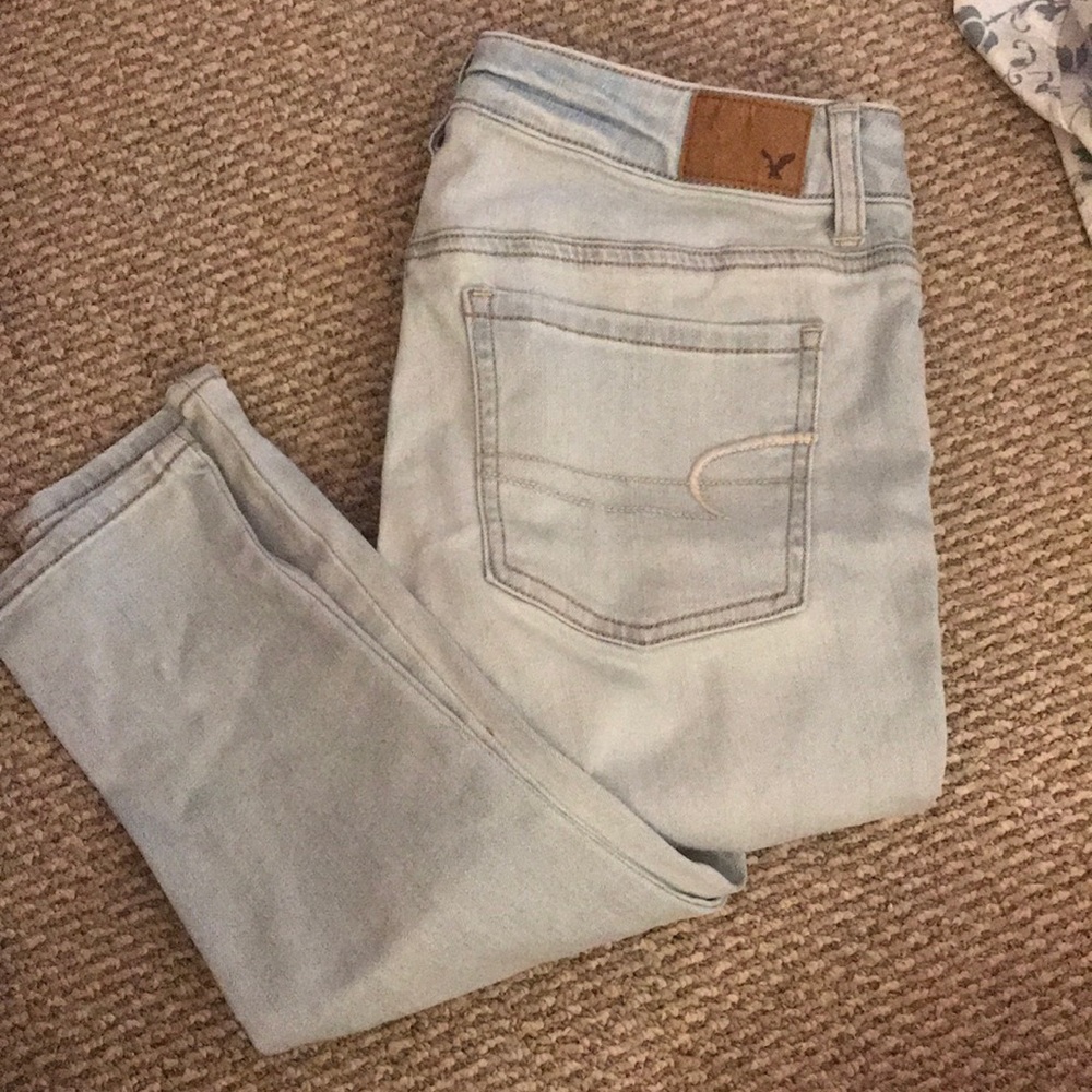 Light wash American Eagle skinny jeans